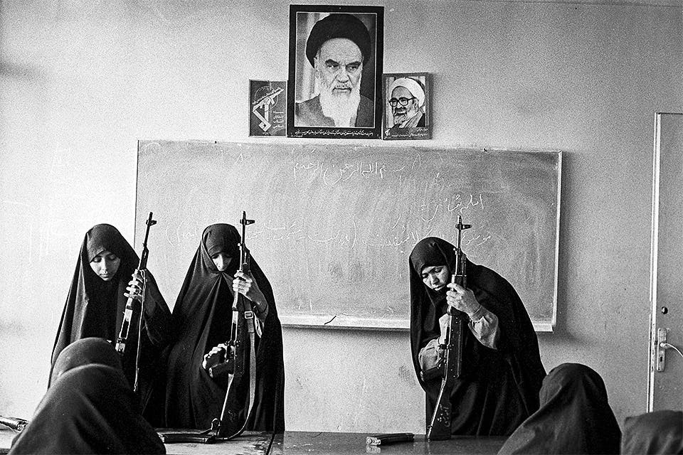 iran irakkriget basiji kvinnliga iranska soldater s53DFMvyR Kvinnliga iranska soldater – basiji – med AK-47 i en skola under Iran-Irakkriget.
